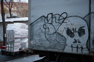 france, region ile de france, paris 16e arrondissement, avenue du president wilson, preparatifs du marche, graffiti tete de mort sur camion, matin.
Date : decembre 2012.