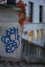 france, region ile de france, paris 16e arrondissement, avenue du president wilson, escaliers, graffiti tete , matin,