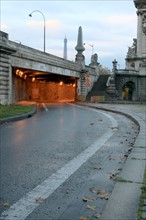 france, region ile de france, paris 7e arrondissement, pile du pont alexandre III, tunnel souterrain sous le pont, circulation, matin, fin de nuit, eclairage,