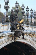 france, region ile de france, paris 7e arrondissement,  pont alexandre III, groupe sculpte central, candelabres, grand palais,