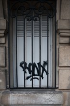 france, region ile de france, paris 16e arrondissement, place et pont de l'alma, volet ferme sous grilles, graffiti, signes de ville, matin,
