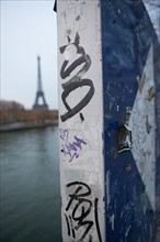 france, region ile de france, paris 16e arrondissement, place et pont de l'alma,panneau d'affichage, tour eiffel, graffiti, signes de ville, matin,