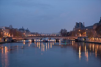 france, ile de france, paris, 6e arrondissement, pont des arts, entre quai de conti et musee du louvre, seine, nuit, cadenas, petit matin,