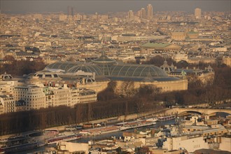 France, ile de france, paris 7e arrondissement, tour eiffel, vue depuis le 2e etage, vers le grand palais, toits,