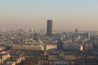 France, ile de france, paris 7e arrondissement, tour eiffel, vue depuis le 2e etage, vers le champ de mars, ecole militaire et tour montparnasse,