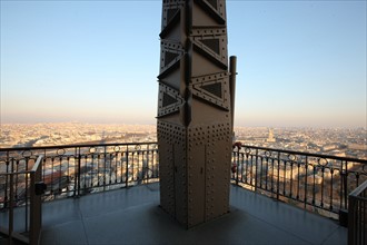 France, ile de france, paris 7e arrondissement, tour eiffel, vue depuis le 2e etage, vers le sommet, metal et rivets,
