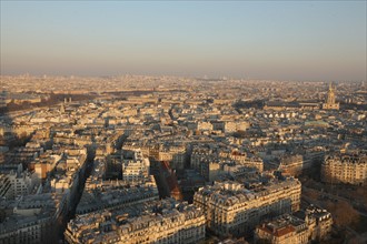 France, ile de france, paris 7e arrondissement, tour eiffel, vue depuis le 2e etage, vers les invalides, toits,