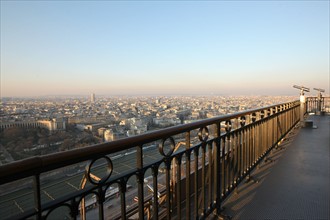 France, ile de france, paris 7e arrondissement, tour eiffel, vue depuis le 2e etage, vers les invalides, toits, longues_vues,