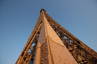 France, ile de france, paris 7e arrondissement, tour eiffel, vue depuis le 2e etage, vers le sommet, metal et rivets,