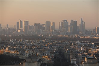France, ile de france, paris 7e arrondissement, tour eiffel, vue depuis le 2e etage, vers la defense, soleil couchant,