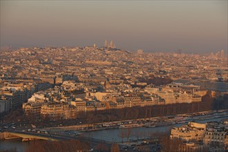 France, ile de france, paris 7e arrondissement, tour eiffel, vue depuis le 2e etage, vers le nord, sacre coeur, toits,