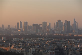 France, ile de france, paris 7e arrondissement, tour eiffel, vue depuis le 2e etage, vers la defense, toits,