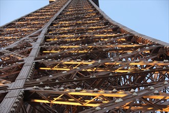 France, ile de france, paris 7e arrondissement, tour eiffel, vue depuis le 2e etage, detail pilier, metal et rivets,