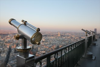 France, ile de france, paris 7e arrondissement, tour eiffel, vue depuis le 2e etage, vers les invalides, toits, longue vue,