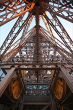 France, ile de france, paris 7e arrondissement, tour eiffel, vue depuis le 2e etage, vers le sommet, ascenseur,