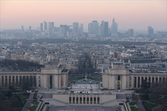 France, ile de france, paris 7e arrondissement, tour eiffel, vue depuis le premier etage, palais de chaillot, trocadero, seine, au loin la defense,