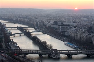 France, ile de france, paris 7e arrondissement, tour eiffel, vue depuis le 2e etage, nuit, maison de la radio, soleil couchant, seine,