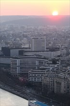 France, ile de france, paris 7e arrondissement, tour eiffel, vue depuis le 2e etage, nuit, maison de la radio, soleil couchant, seine,