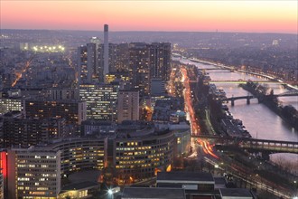 France, ile de france, paris 7e arrondissement, tour eiffel, vue depuis le 2e etage, nuit, tours du quai de grenelle, seine, pont de bir hakeim,