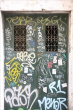 portugal, lisbonne, lisboa, signes de ville, bairro alto, graffiti, murs, carrelage
Date : septembre 2011