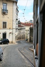 portugal, lisbonne, lisboa, signes de ville, depuis le tramway numero 28, detail cables, baixa, personnage, banque, transport
Date : septembre 2011