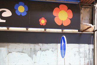 portugal, lisbonne, lisboa, signes de ville, lorgo do carmo,  paves, fleurs tombees des arbres, bairro alto, place, sol, voirie
Date : septembre 2011