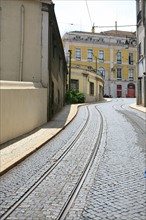 portugal, lisbonne, lisboa, signes de ville, tramway numero 28, detail cables, alfama, transport, interieur du tram, paves, rails

Date : septembre 2011