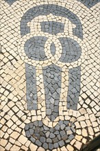 portugal, lisbonne, lisboa, signes de ville, bairro alto, detail des paves formant visage, sol, voirie, place

Date : septembre 2011
