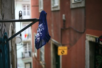 portugal, lisbonne, lisboa, signes de ville, bairro alto, detail de facades, culotte accrochee en haut du funiculaire
Date : septembre 2011