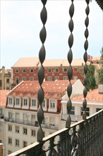 portugal, lisbonne, lisboa, signes de ville, bairro alto, vue d'ensemble, panorama, ciel d'orage, facades, vue sur la baixa en contrebas, elevador de santa justia
Date : septembre 2011