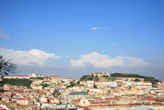 portugal, lisbonne, lisboa, signes de ville, belvedere, miraduro de san pedro de alcantara, sommet du funiculaire, panorama, bairro alto, place, sol, voirie
Date : septembre 2011