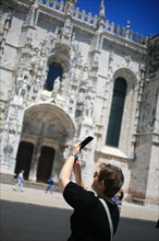 portugal, lisbonne, lisboa, signes de ville, belem, monastere des Hieronimytes, monasteiro dos jeronimos, touriste faisant des photos avec iphone
Date : septembre 2011