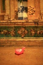 portugal, lisbonne, lisboa, signes de ville, belem, monastere des Hieronimytes, monasteiro dos jeronimos, interieur eglise, autel, petale de fleur
Date : septembre 2011