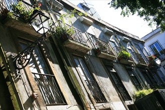 portugal, lisbonne, lisboa, signes de ville, alfama, quartier historique, detail habitat, balcons
Date : septembre 2011