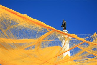 portugal, lisbonne, lisboa, signes de ville, rossio, praca da figueira, fete, colonne et statue du roi jean 1er, voile jaune de fete
Date : septembre 2011