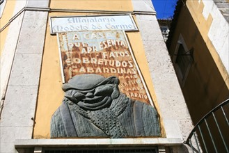 portugal, lisbonne, lisboa, signes de ville , bairro alto, place, detail quartier, facade boutique, bas relief
Date : septembre 2011