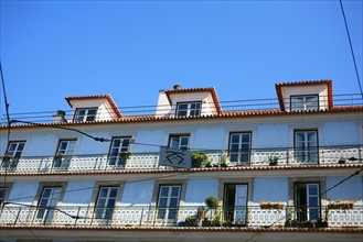 portugal, lisbonne, lisboa, signes de ville, lorgo do carmo,  paves, fleurs tombees des arbres, bairro alto, place, sol, voirie
Date : septembre 2011