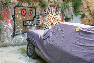 portugal, lisbonne, lisboa, signes de ville, alfama, voiture bachee, mur peint, graffiti, sol, voirie
Date : septembre 2011
