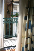 portugal, lisbonne, lisboa, signes de ville, rossio,  au pied de l'alfama, ruelle en escalier, facade immeuble, vue depuis l'hotel tejo
Date : septembre 2011