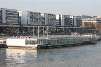France, ile de france, paris 13e arrondissement, quai francois Mauriac (quartier bibliotheque) piscine flottante


Date : 2011-2012