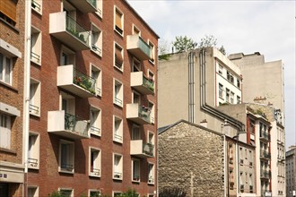 France, ile de france, paris 13e arrondissement, rue du dessous des berges, petits batiments cernes par des grands immeubles,


Date : 2011-2012