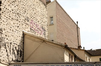 France, ile de france, paris 13e arrondissement, rue du dessous des berges, petits batiments cernes par des grands immeubles,


Date : 2011-2012