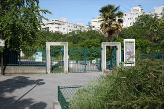 France, ile de france, paris 13e arrondissement, 22 Rue Pierre Gourdault, square heloise et abelard, jardin public,


Date : 2011-2012