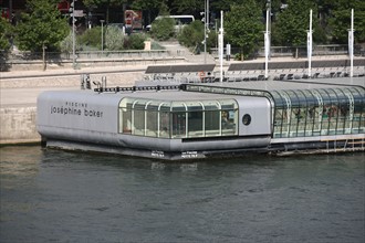 France, ile de france, paris, 13e arrondissement, seine, quai francois mauriac, piscine flottante josephine baker,


Date : 2011-2012