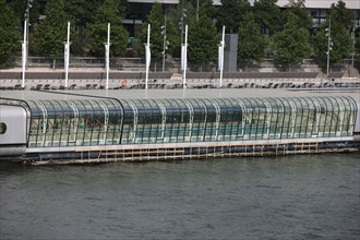 France, ile de france, paris, 13e arrondissement, seine, quai francois mauriac, piscine flottante josephine baker,


Date : 2011-2012