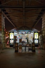 france, region ile de france, paris 13e arrondissement, quai de la Gare, de nuit, kiosque a journaux


Date : 2011-2012