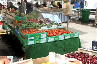 France, ile de france, paris, 14e arrondissement, place brancusi, rue de l'ouest, marche biologique,


Date : 2011-2012