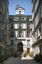 France, ile de france, paris 9e arrondissement, 20 rue saint lazare, cour, habitation, lions entourant l'escalier,