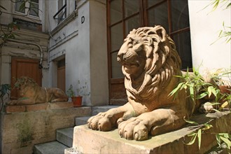 France, ile de france, paris 9e arrondissement, 20 rue saint lazare, cour, habitation, lions entourant l'escalier,