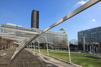 France, ile de france, paris 15e arrondissement, montparnasse, jardin atlantique, au dessus des voies de la gare montparnasse,